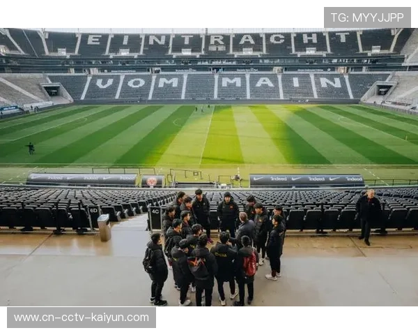 法兰克福球迷远征团高唱队歌，德意志银行公园球场气氛火热